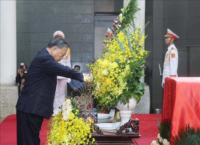Đoàn Ban Chấp hành Trung ương Đảng do Tổng Bí thư Tô Lâm dẫn đầu, dâng hương trước linh cữu nguyên Chủ tịch nước Trần Đức Lương. Ảnh: TTXVN