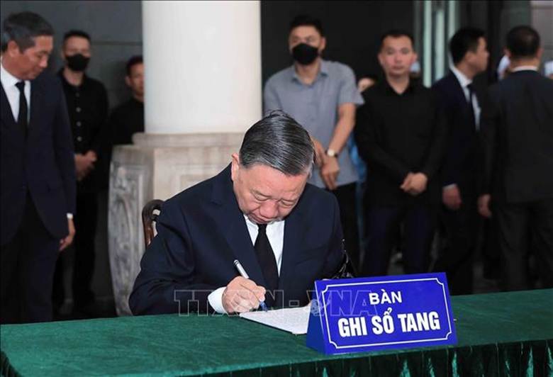 Tổng Bí thư Tô Lâm ghi sổ tang tại lễ viếng nguyên Chủ tịch nước Trần Đức

Lương. Ảnh: TTXVN