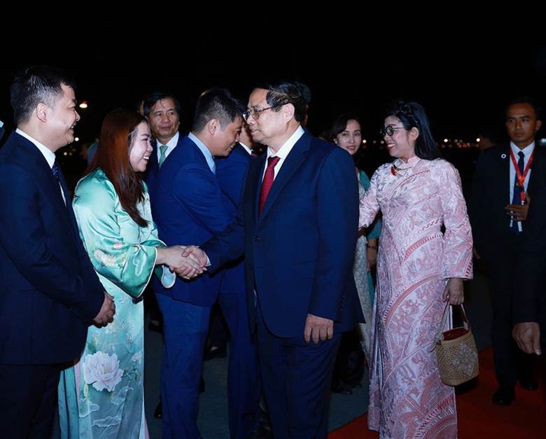 Thủ tướng Chính phủ Phạm Minh Chính và Phu nhân cùng Đoàn đại biểu Việt Nam tới Thủ đô Kuala Lumpur, bắt đầu thăm chính thức Malaysia và tham dự Hội nghị Cấp cao ASEAN lần thứ 46 - Ảnh: VGP/Nhật Bắc

