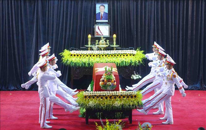 Nghi thức rước ảnh nguyên Chủ tịch nước Trần Đức Lương, bắt đầu lễ di quan. Ảnh: TTXVN
