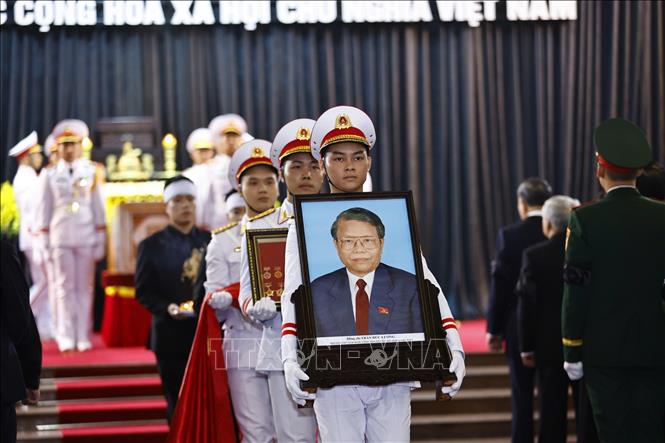 Nghi thức rước ảnh nguyên Chủ tịch nước Trần Đức Lương, bắt đầu lễ di quan. Ảnh: TTXVN