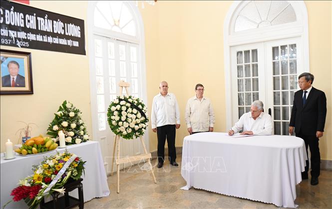Bí thư thứ nhất Ban Chấp hành Trung ương Đảng Cộng sản và Chủ tịch Cuba Miguel Díaz-Canel Bermúdez ghi sổ tang. Ảnh: Việt Hùng/TTXVN