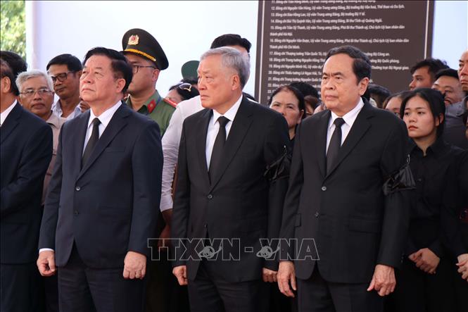 Các đồng chí lãnh đạo Đảng, Nhà nước, Quốc hội đón tại nghĩa trang xã Phổ Khánh. Ảnh: Phạm Cường/TTXVN

