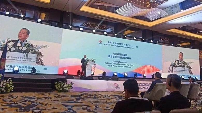 
Phó Thủ tướng Malaysia YAB Dato Sri Haji Fadillah bin Haji Yusof phát biểu khai mạc Diễn đàn Truyền thông và Tham vấn ASEAN-Trung Quốc tại Kuala Lumpur, Malaysia, ngày 11/4. (Ảnh: HỒNG HẠNH)