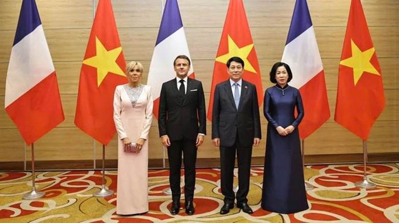 
Chủ tịch nước Lương Cường cùng Phu nhân và Tổng thống Pháp cùng Phu nhân tại buổi chiêu đãi.