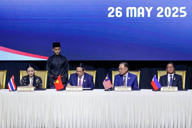 
Thủ tướng Phạm Minh Chính cùng các nhà lãnh đạo ký Tuyên bố ASEAN 2045: Tương lai chung của chúng ta - Ảnh: VGP/Nhật Bắc