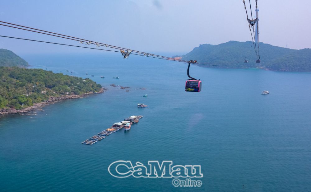 Di chuyển bằng cáp treo, ngoài lợi thế di chuyển nhanh, du khách có cơ hội ngắm nhìn toàn bộ các hòn đảo ở phía Nam của Phú Quốc.