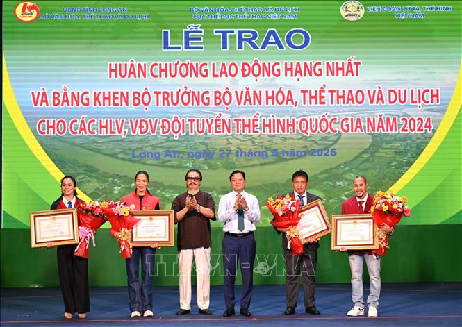 Phó Chủ tịch UBND tỉnh Long An Phạm Tấn Hòa trao tặng Huân chương Lao động hạng Nhất của Chủ tịch nước cho hai huấn luyện viên và hai vận động viên thuộc đội tuyển thể hình Việt Nam vì đã có thành tích thi đấu xuất sắc, giành huy chương vàng tại Giải vô địch thể hình thế giới năm 2024 tại Maldives. 
