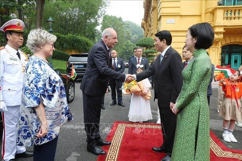Chủ tịch nước Lương Cường và Phu nhân đón Tổng thống Hungary Sulyok Tamas và Phu nhân. Ảnh: Lâm Khánh/TTXVN

