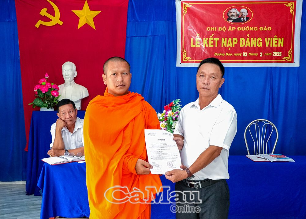 Các cấp uỷ đảng không ngừng chăm bồi những chức sắc, chức việc trong các tôn giáo để họ được đứng vào hàng ngũ của Ðảng.