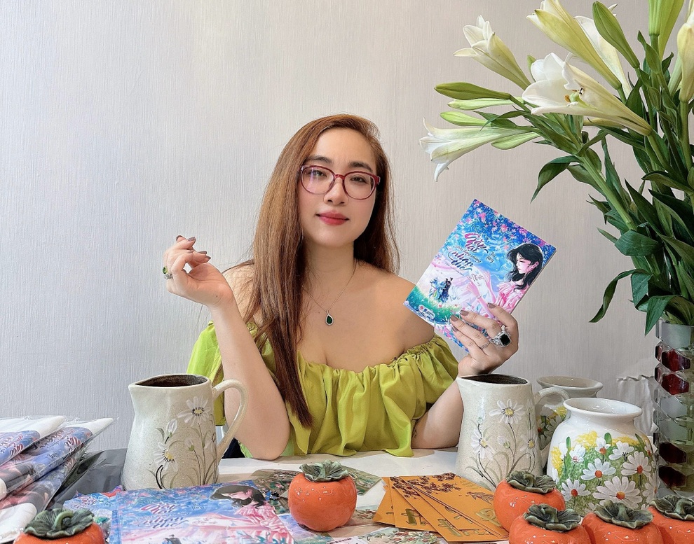 Tác giả Thu Hằng vừa ra mắt cuốn tiểu thuyết thứ 2 Gặp lại giữa lưng chừng nhân thế (Ảnh: Nhân vật cung cấp).
