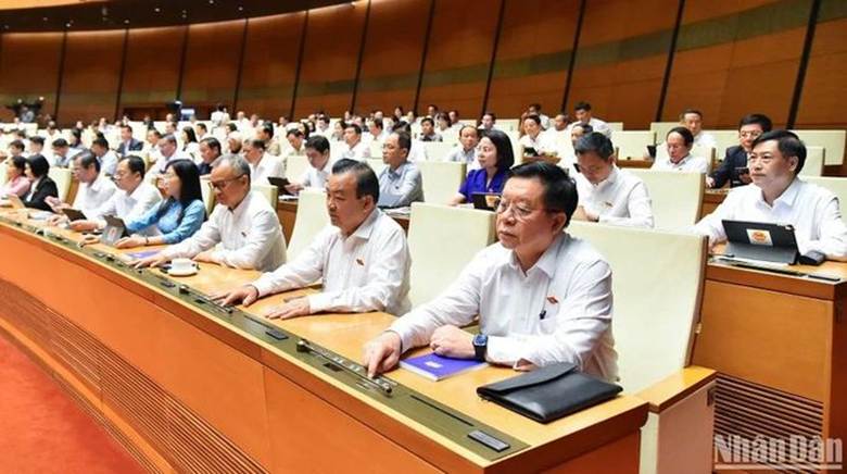 
Đại biểu Quốc hội biểu quyết thông qua Nghị quyết của Quốc hội về việc sửa đổi, bổ sung một số điều của Hiến pháp năm 2013. (Ảnh: BÙI GIANG)