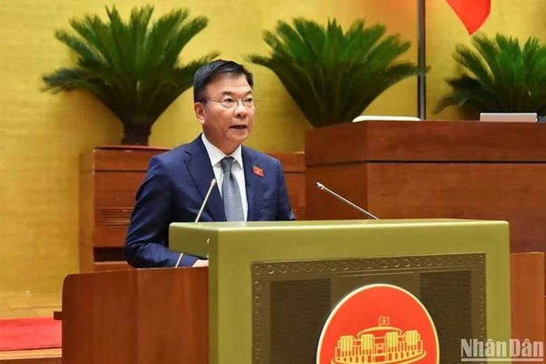 
Phó Thủ tướng Lê Thành Long trình bày Tờ trình dự án Luật Năng lượng nguyên tử (sửa đổi). (Ảnh: THỦY NGUYÊN)