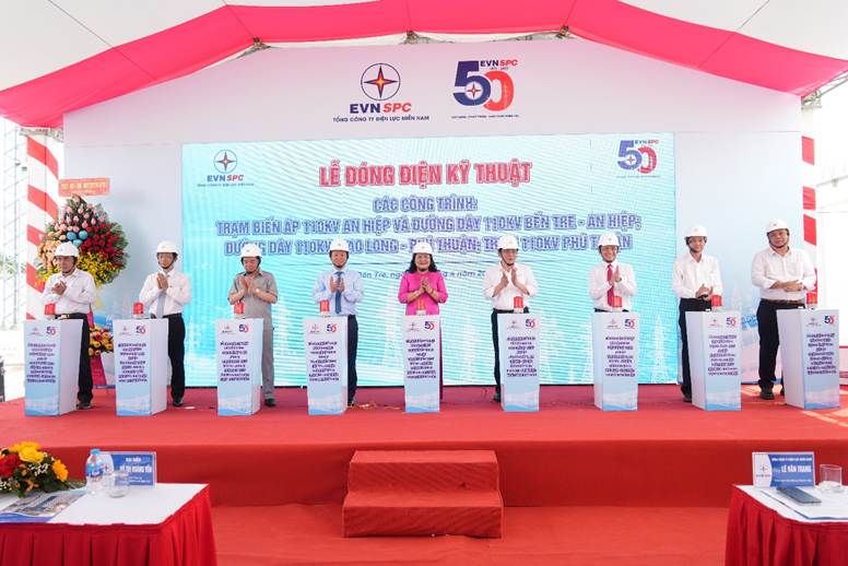 H1. Lãnh đạo Tỉnh ủy, UBND tỉnh Bến Tre và lãnh đạo EVNSPC thực hiện nghi thức đóng điện kỹ thuật các công trình 110kV tại Bến Tre sáng 29/4/2025