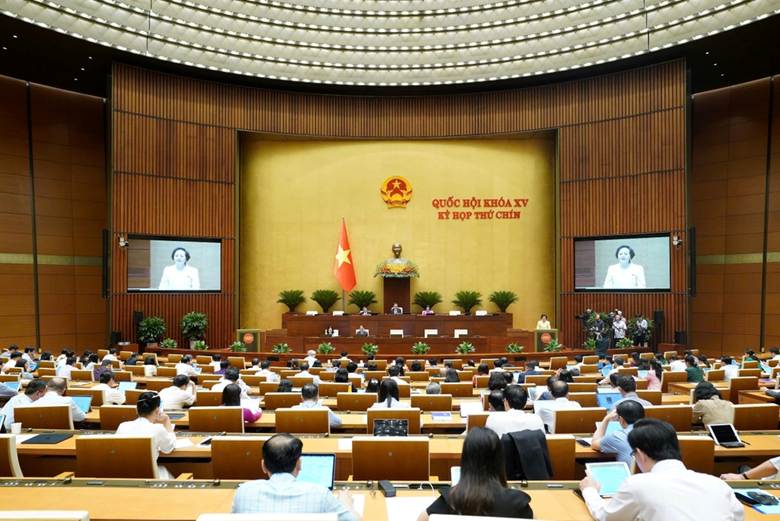  

Các đại biểu Quốc hội theo dõi nội dung trình dự thảo Luật Tổ chức chính quyền địa phương sửa đổi (Ảnh: Hồng Phong).