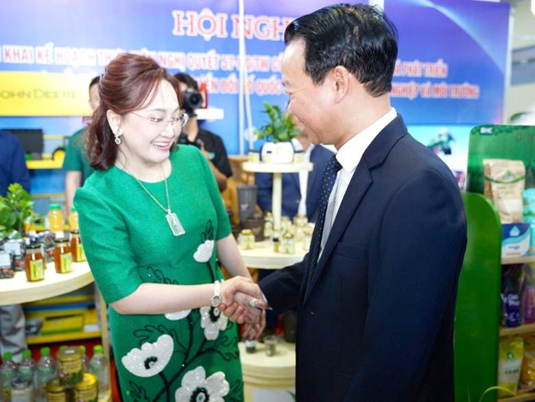 
Bộ trưởng Bộ Nông nghiệp và Môi trường Đỗ Đức Duy trao đổi với bà Đặng Huỳnh Ức My, Chủ tịch HĐQT TTC AgriS tại hội nghị - Ảnh: VGP/Văn Nam