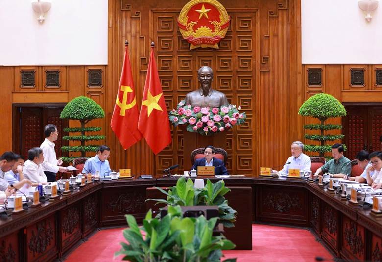 
Tại cuộc họp, Thường trực Chính phủ, lãnh đạo các bộ, ngành, TPHCM và Đà Nẵng thảo luận, phân tích rõ yêu cầu, cơ hội và lợi thế cạnh tranh của Việt Nam trong xây dựng Trung tâm tài chính quốc tế - Ảnh: VGP/Nhật Bắc