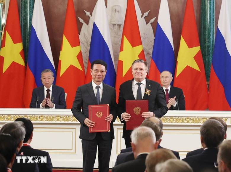 
Hai nhà lãnh đạo chứng kiến lễ trao văn kiện lộ trình tổng thể về hợp tác năng lượng nguyên tử vì mục đích hòa bình giai đoạn 2025 - 2030 giữa Bộ Khoa học và Công nghệ Việt Nam với Tập đoàn Rosatom của Nga - Ảnh: TTXVN