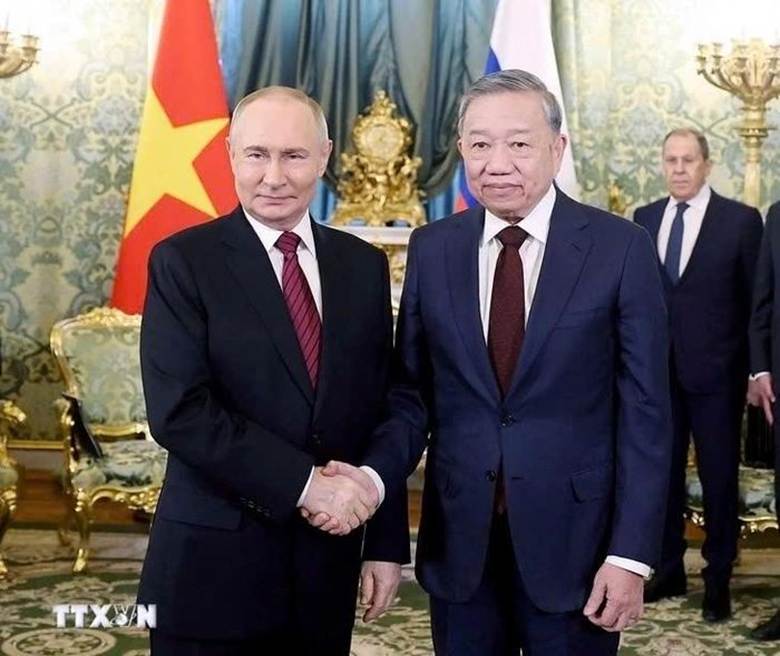 Tổng Bí thư Tô Lâm bắt tay Tổng thống Nga Putin trước hội đàm hẹp - Ảnh: TTXVN

