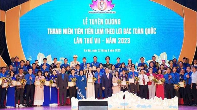 
Các đồng chí Lãnh đạo Đảng, Nhà nước, bộ, ngành, đoàn thể trao danh hiệu Thanh niên tiên tiến làm theo lời Bác toàn quốc lần thứ VII tặng các gương mặt trẻ xuất sắc năm 2023.