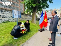 Dâng hoa tưởng niệm Chủ tịch Hồ Chí Minh tại Sainte-Adresse, Pháp