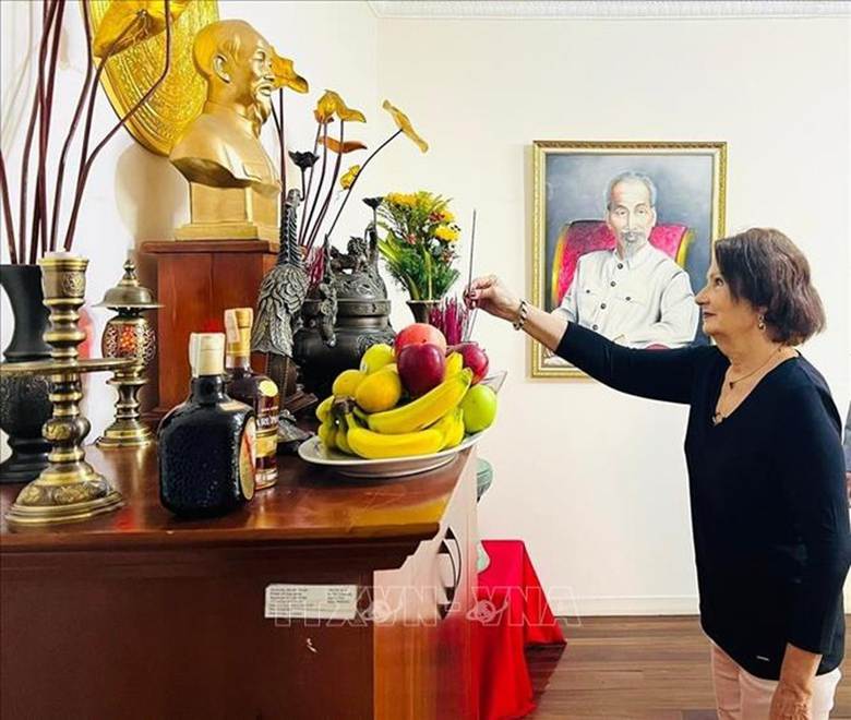 Giáo sư - Tiến sỹ María Enriqueta Gallegos, con gái Ủy viên Bộ Chính trị Đảng Cộng sản Venezuela (PCV) Eduardo Gallegos thắp hương tưởng nhớ Chủ tịch Hồ Chí Minh tại Đại sứ quán Việt Nam ở Venezuela nhân kỷ niệm 135 năm Ngày sinh của Người. Ảnh: ĐSQ cung cấp/TTXVN phát