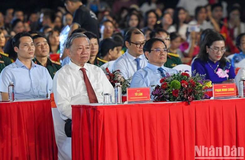 Tổng Bí thư Tô Lâm cùng các đồng chí lãnh đạo Đảng, Nhà nước dự chương trình.