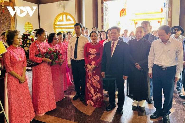 
Phó Tổng Giám đốc Đài Tiếng nói Việt Nam Ngô Minh Hiển, Tổng Lãnh sự Việt Nam tại Khon Kaen (Thái Lan) Đinh Hoàng Linh tham dự sự kiện kỷ niệm 135 ngày sinh Chủ tịch Hồ Chí Minh