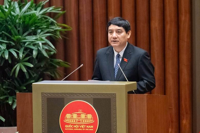 Chủ nhiệm Uỷ ban Văn hoá và Xã hội Nguyễn Đắc Vinh trình bày báo cáo thẩm tra. Ảnh: Media Quốc hội.

