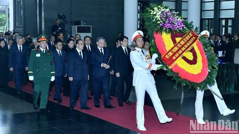 Đoàn Ban Chấp hành Trung ương Đảng viếng nguyên Chủ tịch nước Trần Đức Lương