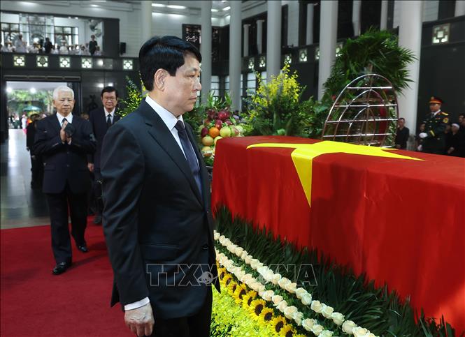 Đoàn Chủ tịch nước do Chủ tịch nước Lương Cường dẫn đầu vào viếng nguyên Chủ tịch Trần Đức Lương. Ảnh: TTXVN