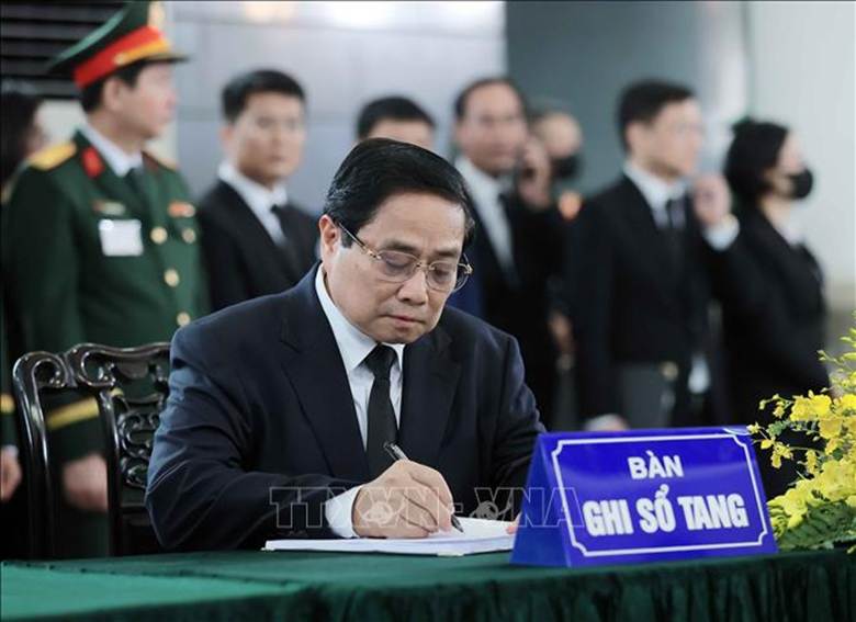 Thủ tướng Phạm Minh Chính xúc động ghi sổ tang. Ảnh: TTXVN