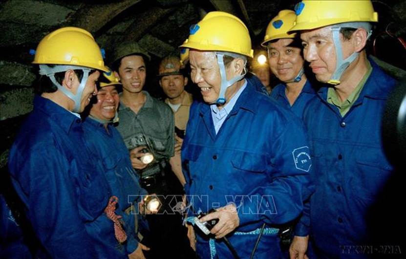 
Chủ tịch nước Trần Đức Lương gặp gỡ công nhân Công ty Than Khe Chàm đang khai thác than trong hầm lò (2002). Ảnh: Trọng Nghiệp/TTXVN