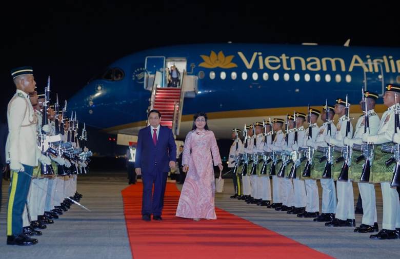 
Lễ đón Thủ tướng Phạm Minh Chính và Phu nhân đến thủ đô Kuala Lumpur bắt đầu chuyến thăm chính thức Malaysia và tham dự Hội nghị Cấp cao ASEAN lần thứ 46 - Ảnh: VGP/Nhật Bắc