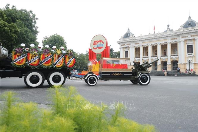 Đoàn xe chuyển linh cữu nguyên Chủ tịch nước Trần Đức Lương đi qua Quảng trường Cách mạng tháng Tám. Ảnh: TTXVN