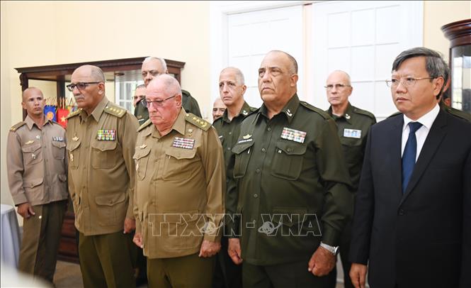 Đoàn Bộ các lực lượng vũ trang Cuba, do Bộ trưởng, Thượng tướng Álvaro López Miera (giữa), dẫn đầu viếng nguyên Chủ tịch nước Trần Đức Lương. Ảnh: Việt Hùng/TTXVN
