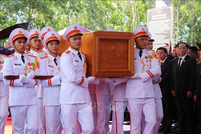 Linh cữu nguyên Chủ tịch nước Trần Đức Lương được đưa vào đến nơi an táng nghĩa trang xã Phổ Khánh. Ảnh: Phạm Cường/TTXVN