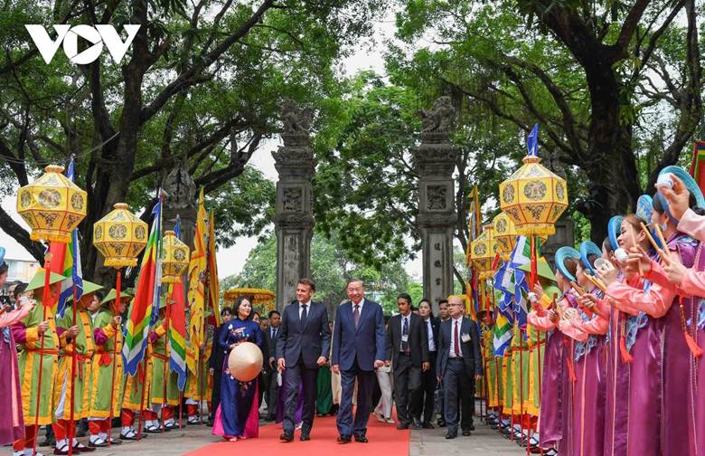 Trong chương trình thăm cấp Nhà nước tới Việt Nam, trưa nay (26/5), tại Văn Miếu - Quốc Tử Giám, Tổng Bí thư Tô Lâm và Phu nhân cùng Tổng thống Pháp Emmanuel Macron và Phu nhân thăm Văn Miếu - Quốc Tử Giám (Hà Nội)