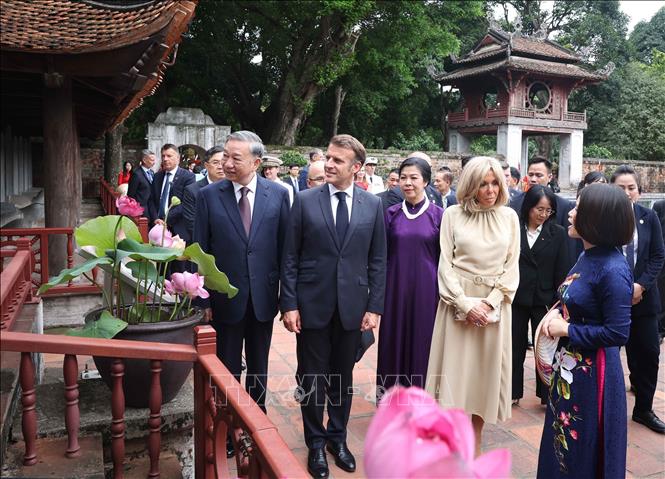 Trưa 26/5/2025, tại Hà Nội, Tổng Bí thư Tô Lâm và Phu nhân cùng Tổng thống Pháp Emmanuel Macron và Phu nhân đến thăm Văn Miếu - Quốc Tử Giám. Ảnh: Thống Nhất/TTXVN