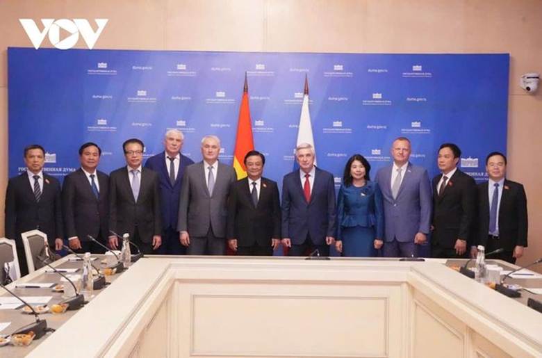 
Phó Chủ tịch Quốc hội Lê Minh Hoan và Phó Chủ tịch thứ nhất Duma Quốc gia Quốc hội Nga Melnhikov cùng đại biểu 2 nước tại buổi hội đàm