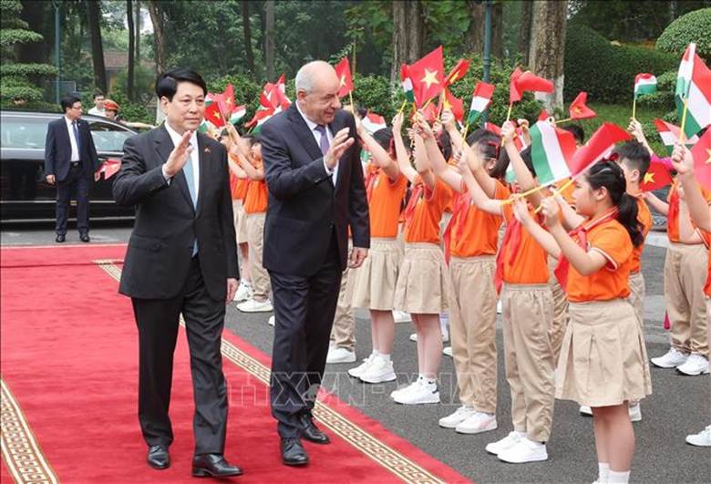 Chủ tịch nước Lương Cường và Tổng thống Hungary Sulyok Tamas với thiếu nhi Thủ đô Hà Nội. Ảnh: Lâm Khánh/TTXVN

