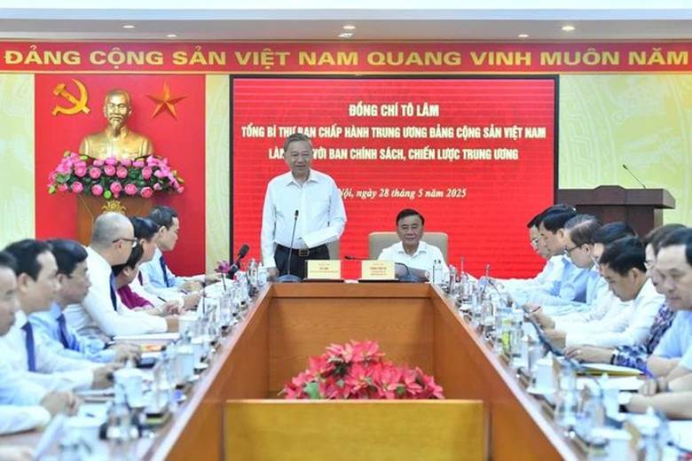 
Tổng Bí thư Tô Lâm chủ trì làm việc với Ban Chính sách, chiến lược Trung ương. (Ảnh: ĐĂNG KHOA)