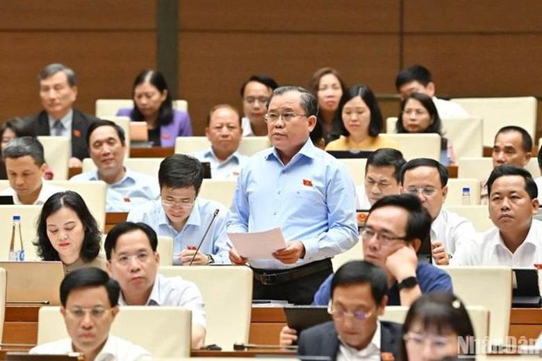 
Đại biểu Quốc hội Nguyễn Tâm Hùng (Đoàn Bà Rịa-Vũng Tàu) nêu ý kiến thảo luận ở hội trường chiều 5/5. (Ảnh: BÙI GIANG)