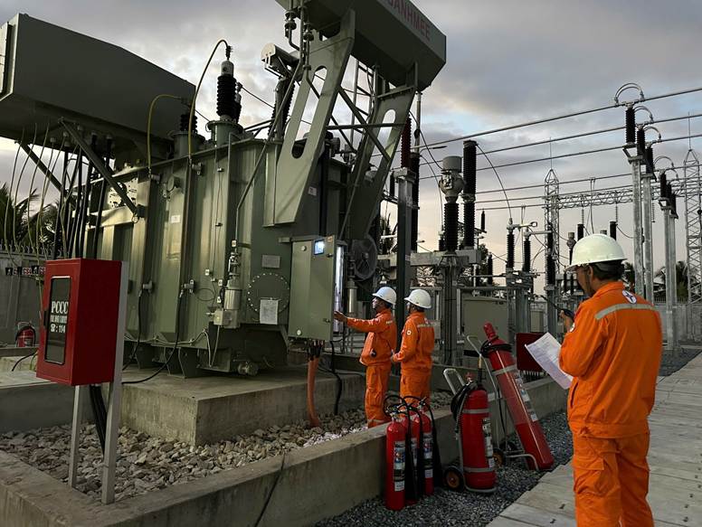 Kiểm tra trước khi đóng điện công trình Trạm biến áp 110kV Phú Thuận, tỉnh Bến Tre vào ngày 25/2/2025