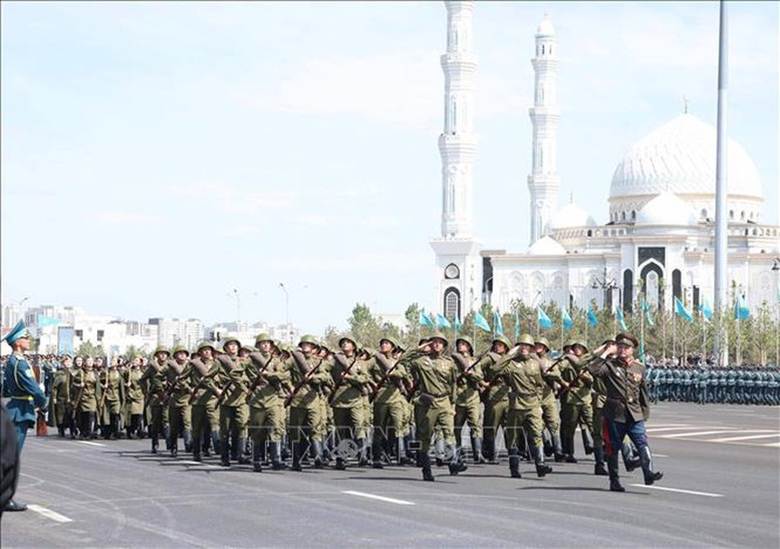  

 

Các lực lượng vũ trang Kazakhstan duyệt binh tại buổi lễ. Ảnh: TTXVN