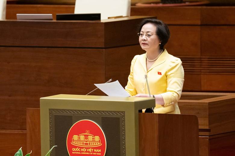 Bộ trưởng Bộ Nội vụ Phạm Thị Thanh Trà trình bày tờ trình về dự án Luật Cán bộ, công chức (sửa đổi). Ảnh: QH