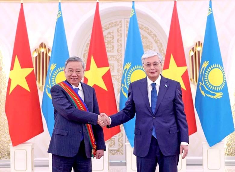 
Tổng thống Kassym-Jomart Tokayev trao Huân chương Hữu nghị hạng nhất của Kazakhstan cho Tổng Bí thư Tô Lâm - Ảnh: TTXVN