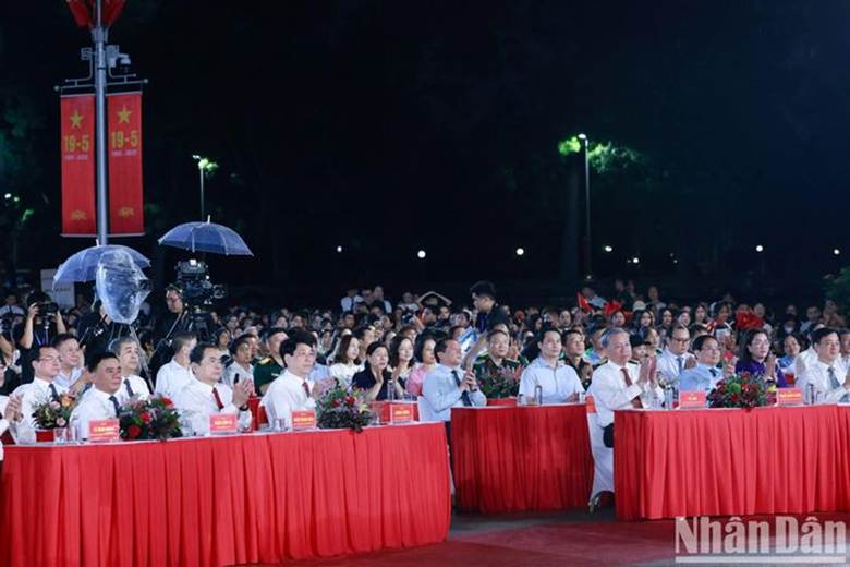 Tổng Bí thư Tô Lâm cùng các đồng chí lãnh đạo Đảng, Nhà nước và các đại biểu dự chương trình.