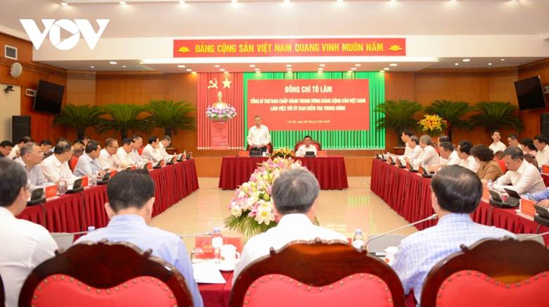 Cùng dự có Thường trực Ban Bí thư Trần Cẩm Tú, các Ủy viên Bộ Chính trị, Bí thư Trung ương Đảng và lãnh đạo một số ban, bộ, ngành Trung ương