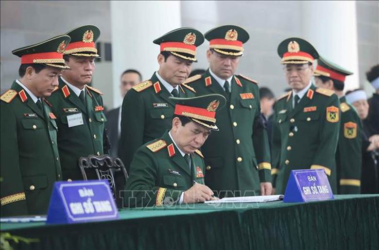 Đại tướng Phan Văn Giang, Phó Bí thư Quân ủy Trung ương, Bộ trưởng Bộ Quốc phòng ghi sổ tang tại lễ viếng nguyên Chủ tịch nước Trần Đức Lương. Ảnh: TTXVN